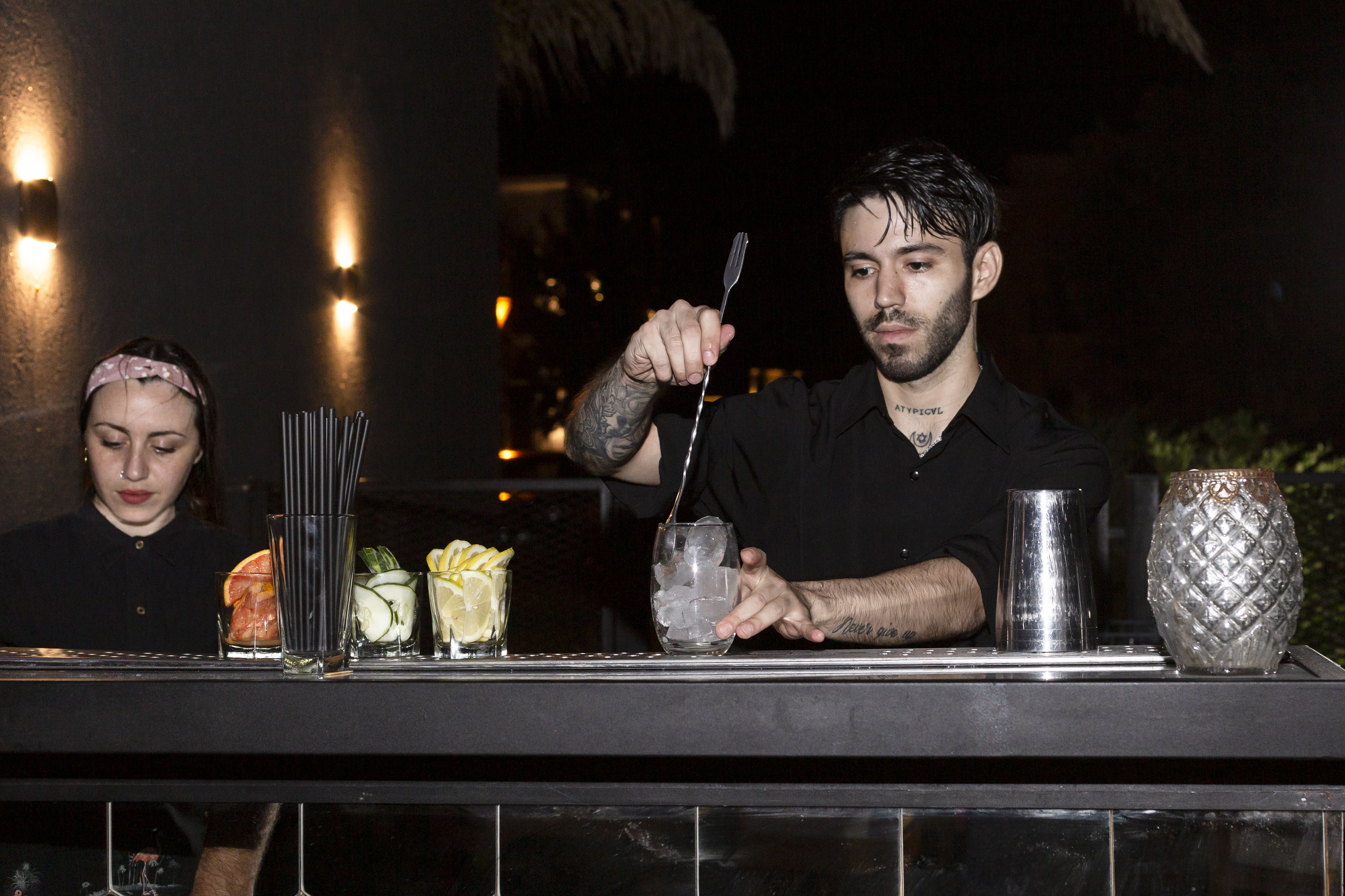 Bartender preparando un trago
